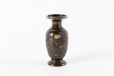 Vasetto in bronzo con decorazioni a rilievo in oro e argento, Giappone Satsuma