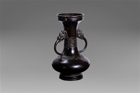 Vaso in bronzo biansato con teste di draghi e decoro geometrico, Cina secolo XIX