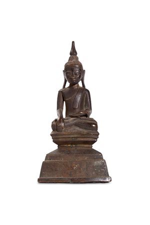 Antica statua di Buddha su trono triangolare in bronzo, Thai