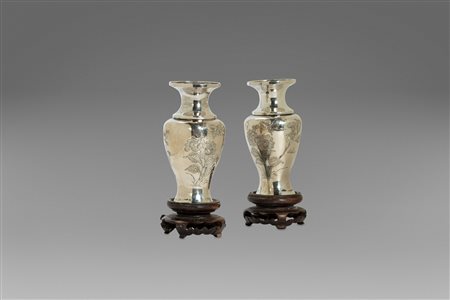 Due piccoli vasi in argento con decorazioni floreali, Cina, secolo XX