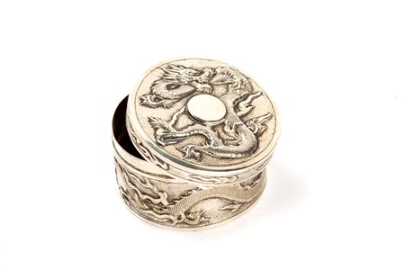 Scatola circolare in argento con draghi, Cina secolo XX