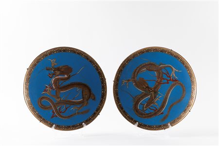 Coppia di piatti cloisonné con draghi contrapposti su fondo blu, con fine decoro in oro sul bordo, Cina fine secolo XIX - inizi secolo XX