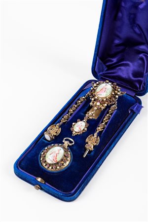 Chatelaine con il suo orologio da tasca in argento, con perle, rubini, turchesi e smalti, secolo XIX, in astuccio originale 