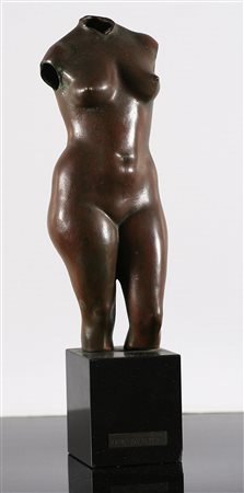 MESSINA FRANCESCO (1900 - 1995) Busto di donna. Bronzo. Cm 28. Firma incisa...