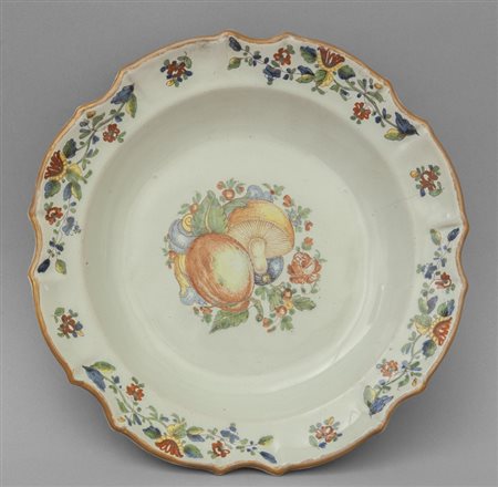 Piatto in maiolica policroma con decoro alla 