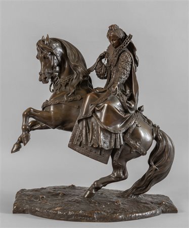 Regina a cavallo, scultura in bronzo, 