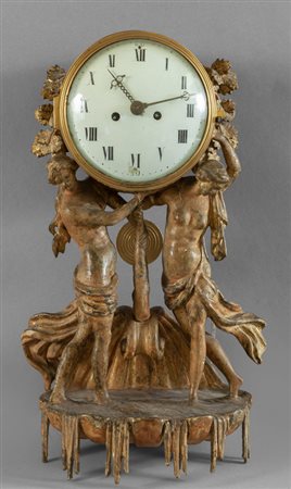 Orologio in legno dorato, due figure sorreggono 