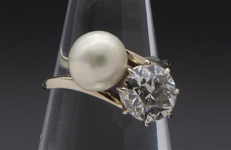 Anello con perla naturale e diamante 