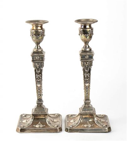 Coppia di candelieri inglesi in argento 925/1000 - Londra 1901, argentieri William Hutton & Sons Ltd