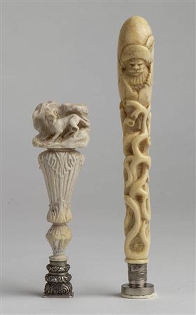Due sigilli per ceralacca; tedesco in osso e cinese in avorio - XIX secolo