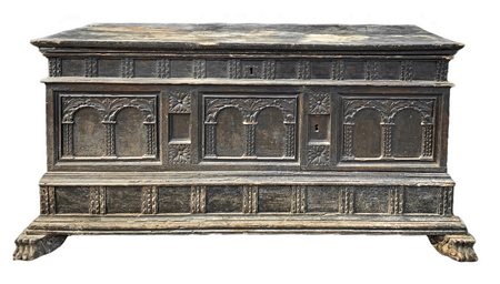 Cassapanca in legno di noce intagliata sul fronte con colonne e archi, XVIII secolo. H cm 70. Larghezza cm 140x60