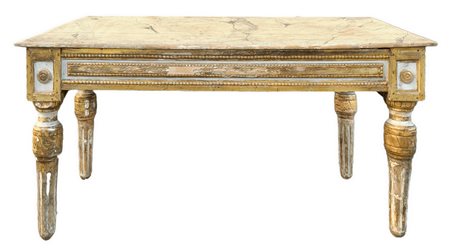 Tavolino basso in legno dorato e laccato, piano laccato in finto marmo, fine XIX secolo. H cm 50. Larghezza cm 126x58