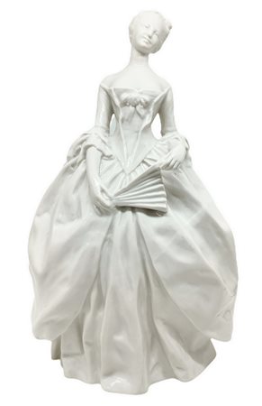 Statuetta in porcellana bianca di Capodimonte raffigurante dama con ventaglio, XX secolo. H cm 25