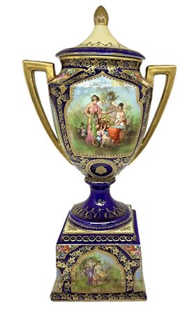Potiche in porcellana Vienna, con base a plinto e scene di genere entro riserve con bordi in oro, marchio alla base. XIX