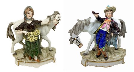 Coppia di statuine con cavallo, marchio Capodimonte, XIX secolo. H cm 13, base cm 10x5,5