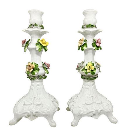 Coppia candelieri bianchi in porcellana di Capodimonte con fondo bianco e decorzione floreale policroma, XX secolo. H cm