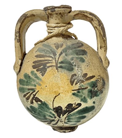 Fiaschetta in maiolica di Caltagirone, inizi XX secolo. H cm 24. Con decorazioni di fiore dâ€™acanto.