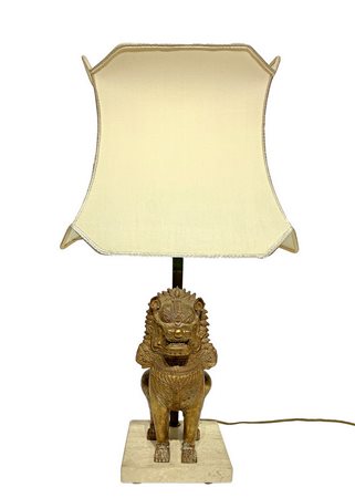 Lampada con base in marmo e cane di Phoe in bronzo e paralume in tessuto. H cm 30, l cm 35, p cm 35.