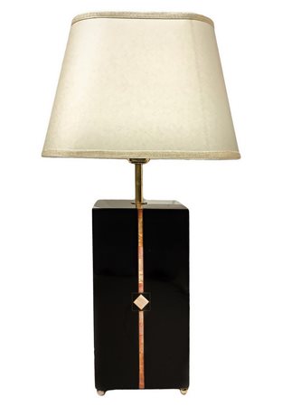 Lampada da tavolo, produzione italiana, anni 70. Struttura in legno laccato con inserti in pietra dura e madreperla. H c