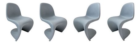 Vitra, disegno Panton. N. 4 sedie in plastica termo formata nei toni del grigio. Firma alla base.
H cm 82,5. Larghezza c