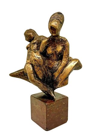 Bronzo raffigurante 3 donne sospese, con base in marmo marrone. H cm 23