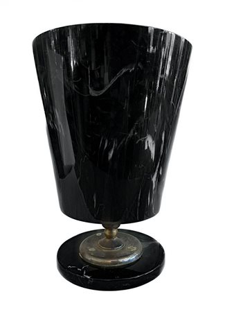 Vaso dec&ograve; in bachelite nera effetto marmorizzato di forma troncoconica. H cm 37, base cm 21, bocca cm 26.