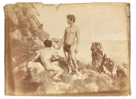 Wilhelm von Gloeden (1856-1931),&nbsp;stampa fotografica vintage all&rsquo;albumina raffigurante scene idillicata tra ef