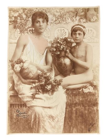 Wilhelm von Gloeden (1856-1931), stampa fotografica vintage su carta salata virata raffigurante â€œGiovani con fiori â€