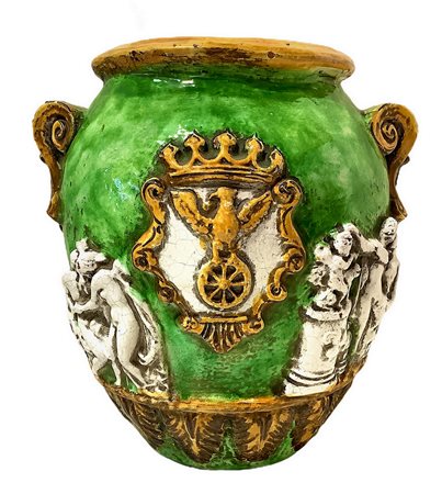 Cachepot in maiolica verde e giallo con figurazioni a bassorilievo bianco. Caltagirone. XX secolo. H cm 45, bocca cm 28