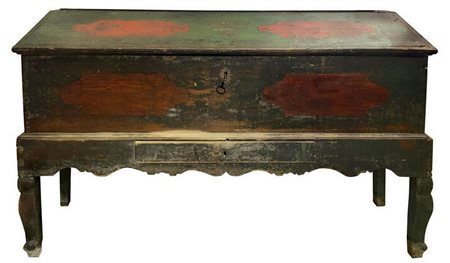 Cassapanca dipinta in legno laccato a riquadri rossi. Fine XVIII secolo. H Cm 112. Cm 182x56