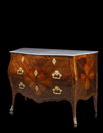 Commode di forma mossa e bombata lastronata e filettata in bois de rose e bois