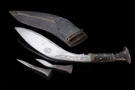 Pugnale dei Gurkha chiamato "kukri". Impugnatura in corno bovino arricchita da