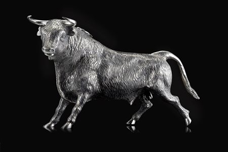 Scultura in argento raffigurante toro da corrida. Marcato con numero 21. Punzon