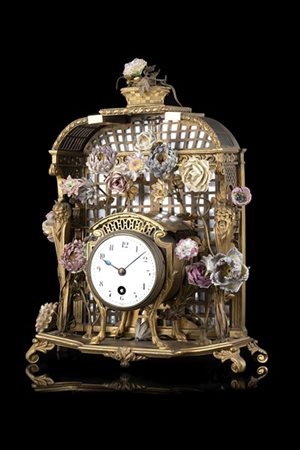 ANONIMO
Orologio da appoggio con cassa in bronzo guarnita da decori floreali in