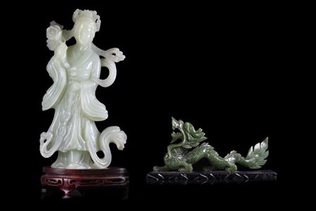 Lotto composto da una figura in giada verde celadon raffigurante dama dalle lun