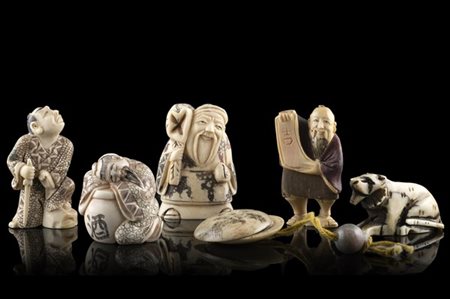 Lotto composto da sei netsuke in avorio di cui una a bottone, marchi alle basi