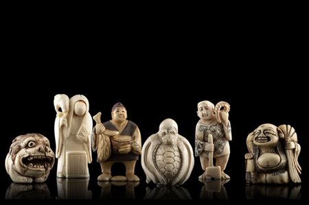 Lotto composto da sei netsuke in avorio di cui una con faccia girevole, marchi