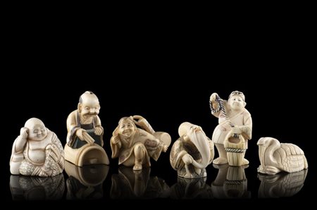 Lotto composto da sei netsuke in avorio di cui una raffigurante un pellicano
Gi