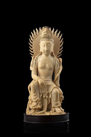 Scultura in avorio raffigurante Guanyin coronata e con aura di luce, base in le