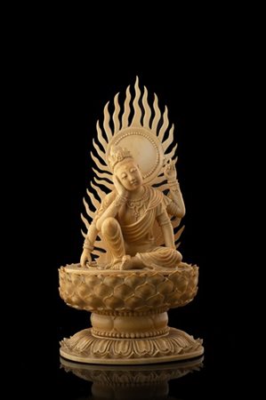 Bodhisattva in avorio, assisa su fiore di loto e con aura di luce (mancanze)
Gi