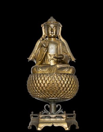 Grande scultura in bronzo dorato raffigurante Guanyin, assisa su fiore di loto