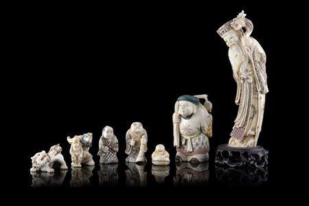 Lotto composto da cinque netsuke e due okimono in avorio raffiguranti un saggio