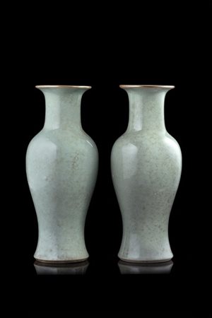 Coppia di vasi a balaustro in porcellana a invetriatura celadon craquelé
Cina,