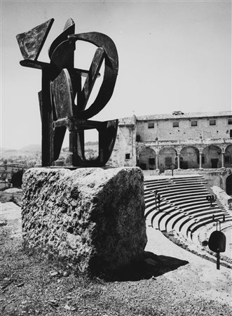 Ugo Mulas (1928-1973)  - David Smith, Anfiteatro di Spoleto, 1962