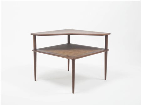 Arne Vodder Tavolino ad angolo, anni ‘60;Struttura in legno teak e rattan, 64...