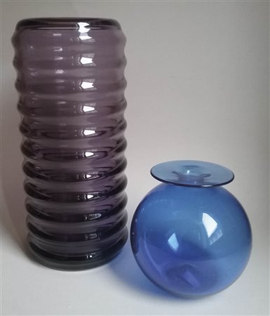 Yoichi Ohira Due vasi, 1988/89; in vetro ametista e blu, h. 22,5 x 10,5 cm,...