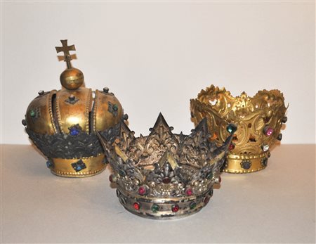 - 3 corone di Madonne, XIX sec.;Metallo con pietre di vetro, altezza 11-22 cm