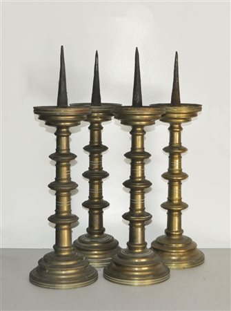 - 4 candelieri, XVII sec.;Ottone, altezza 52 cm ca. con spina Esaminato da...