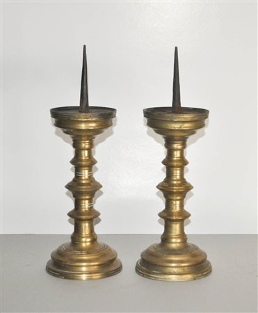 - 2 candelieri, XVII sec.;Ottone, altezza 37 cm ca. con spina