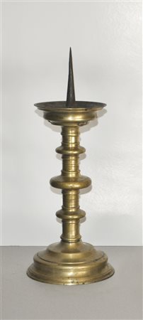 2 candelieri, XVII sec.;Ottone, altezza 35 cm ca. con spina